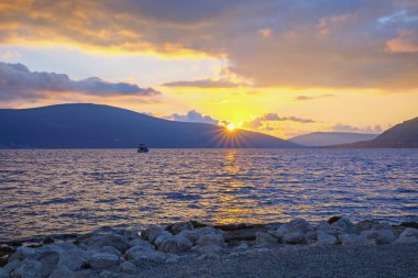 Günbatımı, güzel Akdeniz manzarası. Karadağ, Adriyatik Denizi. Kotor Körfezi Görünümü 