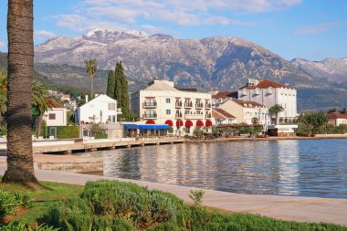 Huzur Akdeniz manzarası. Karadağ, Kotor Körfezi. Baharda Tivat şehrinin manzarası, set