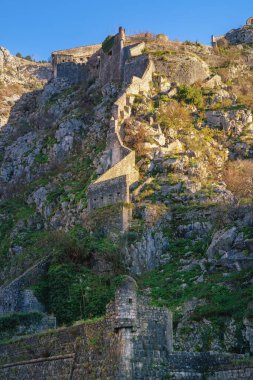 Eski tahkimatlar. Karadağ. Kotor Eski Kasabası 'nın kuzey duvarları. Riva Kalesi