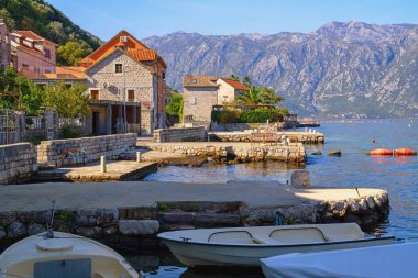 Güzel Akdeniz manzarası. Karadağ, Adriyatik Denizi, Kotor Körfezi ve Stoliv kasabasının güneşli sonbahar günü manzarası