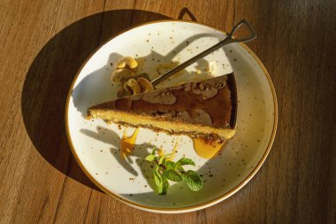 Tatlı, fındıklı ve ballı çikolatalı pasta.