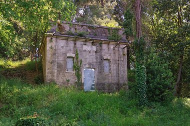 Eski Avusturya-Macaristan rezervuarı, Tivat şehrindeki deniz üssü için su tedarik sisteminin bir parçası. Şimdi Büyük Şehir Parkı (Veliki Gradski Parkı). Karadağ.
