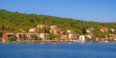 Güzel bir yaz Akdeniz manzarası. Karadağ, Tivat. Güneşli bir günde Kotor Körfezi ve Lustica yarımadasının manzarası