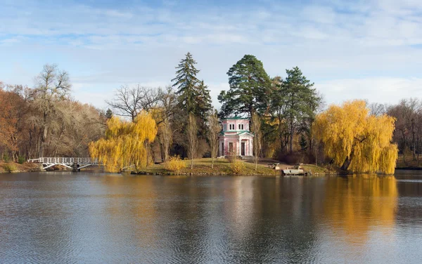 Laghetto superiore nel parco dendrologico "Sofiyivka". Uman città, Ucraina — Foto Stock