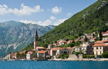 Kotor Körfezi ve Perast kenti. Karadağ