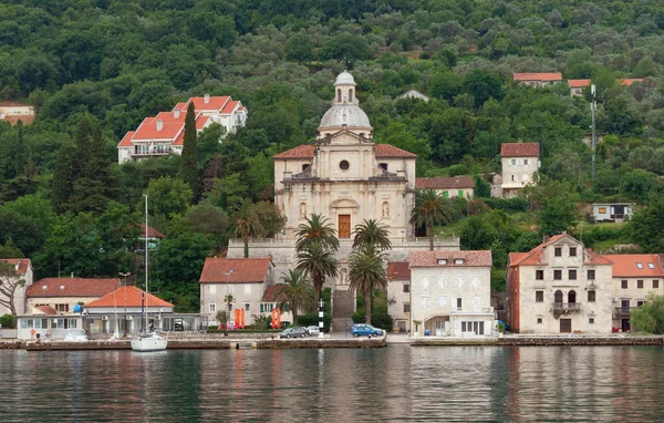 Beskåda av banvallen av Prcanj staden från havet. Montenegro — Stockfoto