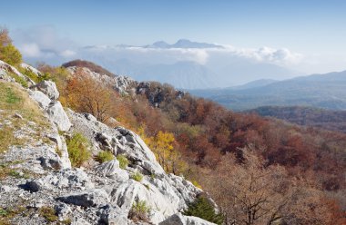 Karadağ. Dağlarda sonbahar günü