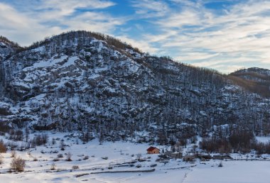 Dağlarda bir soliter kulübe. Karadağ