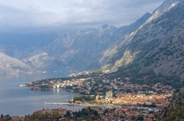 Bulutların arasından ışık ışınları. Kotor şehir. Karadağ