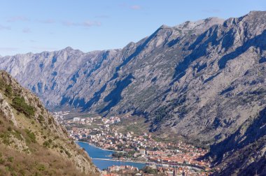 Yüksek dağlar arasındaki vadi. Kotor şehir, Karadağ