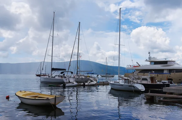 Ukotvený jachty. Zátoce Kotor, Černá Hora — Stock fotografie