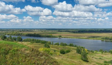 Banka Oka Nehri Konstantinovo Köyü yakınında. Orta Rusya