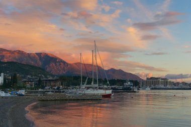 Gün batımı afterglow. Tivat şehir, Karadağ