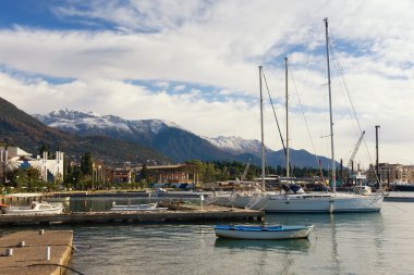 Tekne görünümünü yerleştirin (yakınlarındaki Tivat şehir) Seljanovo kasabada. Monte