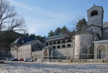 Kış görünümünde Cetinje Manastırı. Karadağ
