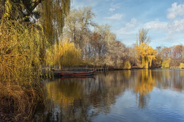 A Lagoa Superior no parque "Sofiyivka" - Parque dendrológico nacional da Ucrânia. Uman cidade, Ucrânia — Fotografia de Stock