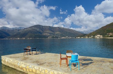 Kotor Körfezi manzarası Aralık şehirde Tivat yakınındaki. Karadağ.
