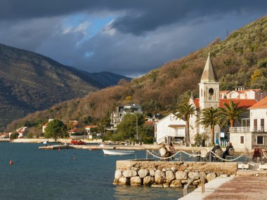 Kotor Körfezi manzarası kışın. Donja Lastva köyü. Karadağ