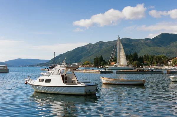 Pohled z boku Kotorskou nedaleko města Tivat na podzim. Černá Hora. — Stock fotografie