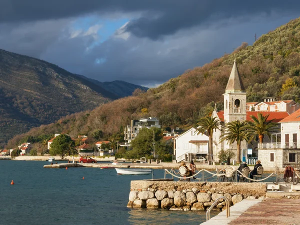 Blick auf die Bucht von Kotor im Winter. donja lastva Dorf. Montenegro — Stockfoto