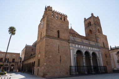Sicilya 'daki Norman mimarisinin bir başyapıtı olan Monreale Katedrali' nin dış görünüşü. Bir UNESCO Dünya Mirası Sitesi. Monreale, İtalya, 7 Ağustos 2025