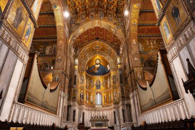 Sicilya 'daki Monreale Katedrali' nin içi. Bu ünlü Arap-Norman anıtı altın mozaikler ve Bizans sanatı ile süslenmiştir. Monreale, İtalya, 7 Ağustos 2025