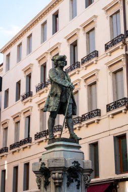 Carlo Goldoni anıtı Venedik 'in Campo San Bortolomio şehrinde bulunan ünlü Venedikli oyun yazarına bir övgüdür. Venedik, İtalya, 27 Eylül 2025