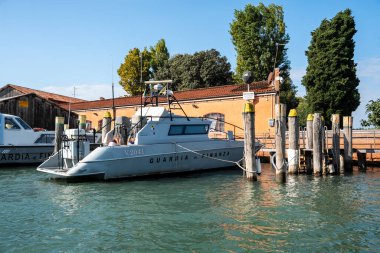 Guardia di Finanza motorlu botu Venedik, İtalya 'da bir kanal boyunca yanaştı. Venedik, İtalya, 27 Eylül 2025