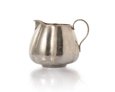 Beyaz arka planda çekilen antika gümüş sürahi.