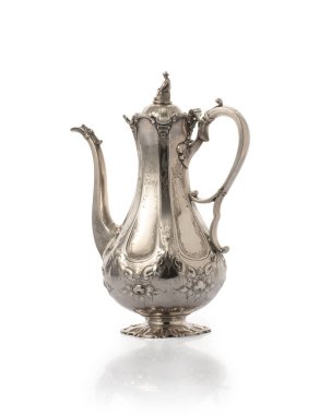 Beyaz arka planda çekilmiş antik gümüş çaydanlık.