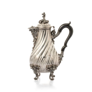 Beyaz arka planda çekilmiş antik gümüş çaydanlık.
