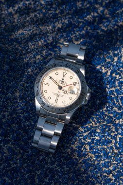 Rolex Explorer saati, referans 16550, çelik çantalı otomatik hareket, padel kortunda fotoğraflanmış. Milan, İtalya, 14 Nisan 2025.