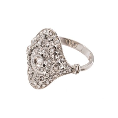 Beyaz arka planda parlak kesilmiş elmaslarla beyaz altın bir yüzük.