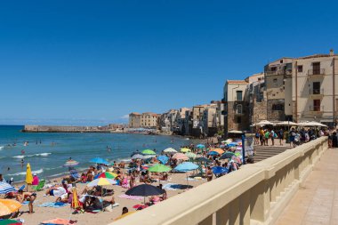 Sicilya, Cefalu plajı manzarası. Cefal, İtalya, 4 Ağustos 2025