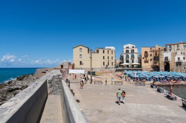 Sicilya, Cefalu plajı manzarası. Cefal, İtalya, 4 Ağustos 2025