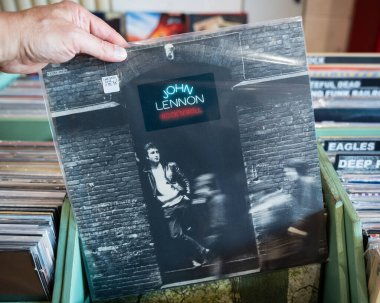 John Lennon 'ın albümü Rock And Roll 1975' te piyasaya sürüldü. Udine, İtalya. 26 Ekim 2025