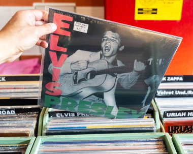 Elvis Presley 'in 1956 yılında piyasaya sürdüğü ikinci albümüdür. Udine, İtalya. 26 Ekim 2025