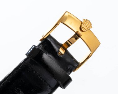 Saatin kayışının 18k altın tokasına oyulmuş Rolex logosunun yakın çekimi. Milan, İtalya, 14 Nisan 2025