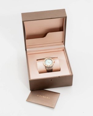 Bulgari kuvars saati, B76J63 referansı, elmas indeksli çelik çanta ve orijinal kutulu 18 kt altın bezel. Milan, İtalya, 14 Nisan 2025