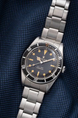 Rolex otomatik dalış saati, Submariner modeli, referans 6536-1, çelik çantalı. Mavi kumaşla çekilmiş. Milan, İtalya, 14 Nisan 2025