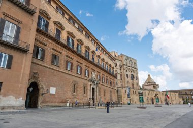 Neoklasik faade ile görkemli 9. yüzyıl Norman sarayının dış görünüşü. Tarihi mimari simge ve kültürel miras alanı. Palermo, İtalya, 2 Ağustos 2025