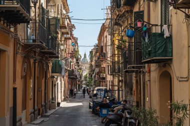 Palermo 'nun tarihi merkezinde karakteristik bir cadde. Palermo, İtalya, 1 Ağustos 2025