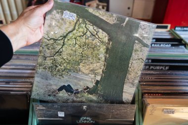 John Lennon 'ın ilk solo stüdyo albümü John Lennon ve The Plastic Ono Band 1970' te Udine, İtalya 'da piyasaya sürüldü. 26 Ekim 2025