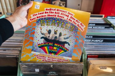 Plak mağazasında, Magical Mystery Tour İngiliz rock grubu The Beatles 'ın 1967 yılında İngiltere' de yayımladığı on üçüncü EP 'dir. Udine, İtalya. 26 Ekim 2025