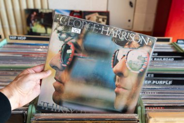 Record Store 'da otuz üç, George Harrison' ın 1976 yılında yayımlanan yedinci solo albümüdür. Udine, İtalya. 26 Ekim 2025