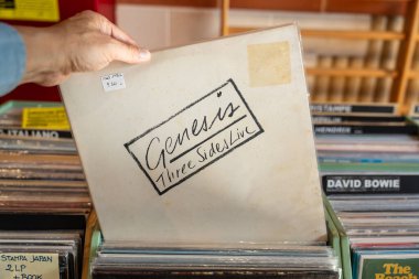 Three Sides Live, İngiliz rock grubu Genesis 'in 1982 yılında piyasaya sürdüğü üçüncü konser albümüdür. Udine, İtalya. 26 Ekim 2025