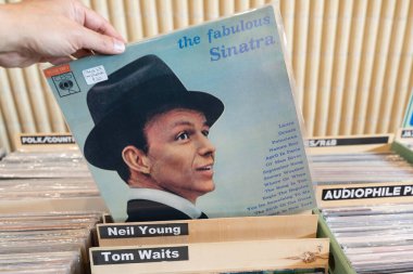 Şarkıcı Frank Sinatra 'nın muhteşem derleme albümü 1967 yılında İtalya' da piyasaya sürüldü. Udine, İtalya. 26 Ekim 2025