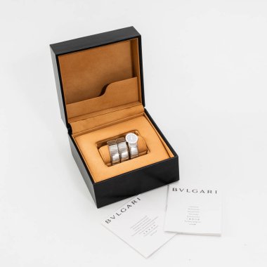 Bulgari kuvars saati, Tubogas Serpenti modeli, BB1912TS, orijinal kutulu siyah arama ve elmas indeksli çelik çanta. Milan, İtalya, 14 Nisan 2025