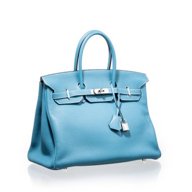 Modern mavi deri çanta, beyaz arka planda yansıması ile fotoğraflanmış.