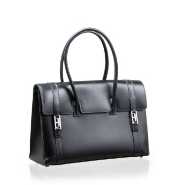 modern siyah deri çanta, beyaz arka planda yansıması ile fotoğraflanmış.